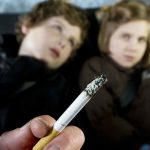 Papás que van por sus cigarros son menos propensos a tener cáncer de pulmón